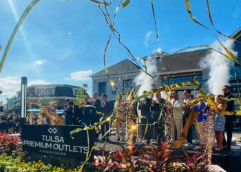 Tulsa Premium Outlets opens its doors with grand opening celebration